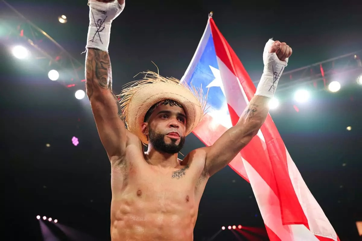 Oscar Collazo holds off Jayson Vayson